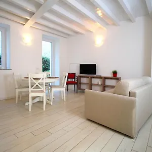 https://lakefront-cadorna-apartment.it-lombardy.com
